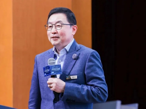 【集團新聞】中集車輛董事長兼CEO李貴平出席交大安泰“第七屆中國行業(yè)發(fā)展論壇” 【集團新聞】中集車輛董事長兼CEO李貴平出席交大安泰“第七屆中國行業(yè)發(fā)展論壇”