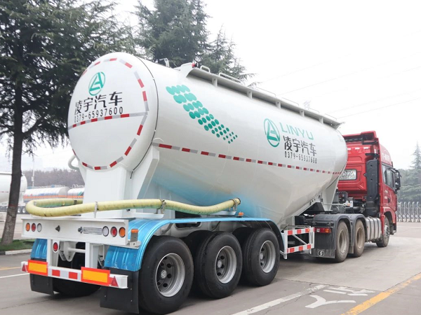 “小白罐”喜迎新搭檔，六大優(yōu)勢(shì)帶你揭秘專用牽引車