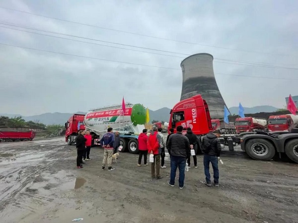 全國(guó)巡展丨凌宇2021款粉罐車(chē)驚艷亮相，場(chǎng)面火爆……